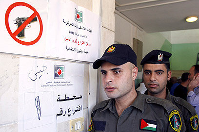 אנשי ביטחון פלסטינים בקלפי בג'נין (צילום: AP) (צילום: AP)