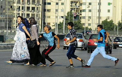 נער תוקף מינית אישה בקהיר. 83% מהמצריות דיווחו על הטרדה מינית, לפחות פעם אחת בחייהן (צילום: AP) (צילום: AP)