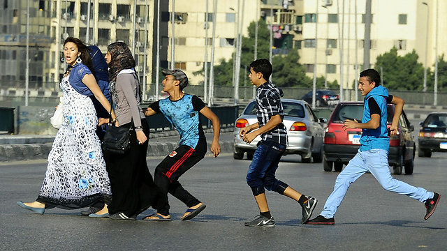 נשים ברחוב המצרי. "תשע מכל עשר עוברות מילת נשים" (צילום: AP) (צילום: AP)