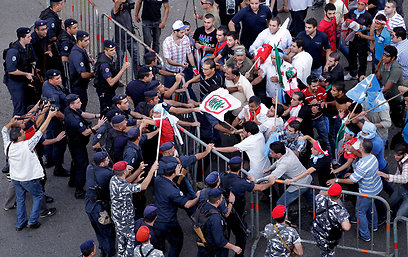 המפגינים בדרכם לבניין הממשלה (צילום: AP) (צילום: AP)