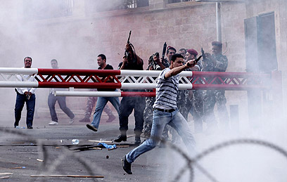 מהומות בביירות אחרי הלווייתו של אל-חסן (צילום: AP) (צילום: AP)