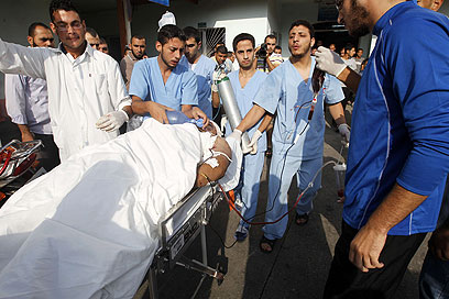 פינוי פצוע פלסטיני, הבוקר בעזה (צילום: AFP) (צילום: AFP)