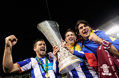 רודריגס עם גביע הליגה האירופית (צילום: Gettyimages) (צילום: Gettyimages)