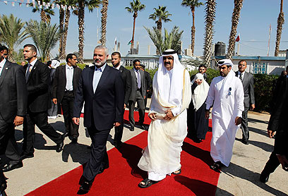 אמיר קטאר, חאמד בן חליפה א-ת'אני, עם ראש ממשלת חמאס, איסמעיל הנייה בעת ביקור בעזה (צילום: רויטרס) (צילום: רויטרס)