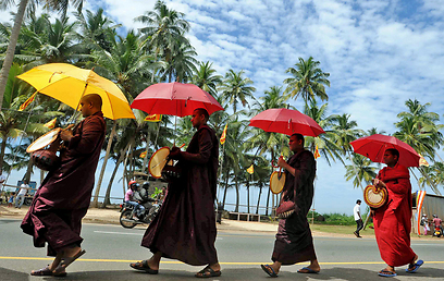 נזירים בודהיסטים בסרי לנקה בתפילה לזכר קורבנות הצונאמי (צילום: AFP) (צילום: AFP)