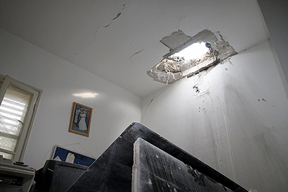 "יושבים צמוד לקיר ומחכים". פגיעה ישירה בבית באשכול, הבוקר (צילום: רועי עידן)