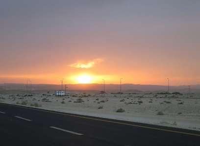 להתחבר לעצמכם ולטבע. שקיעה על כביש הערבה  (צילום: רונה פפר) (צילום: רונה פפר)