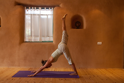 רֹתם רטנר מתרגלת יוגה בסטודיו שלה בפארן (צילום: דני הדס ) (צילום: דני הדס )