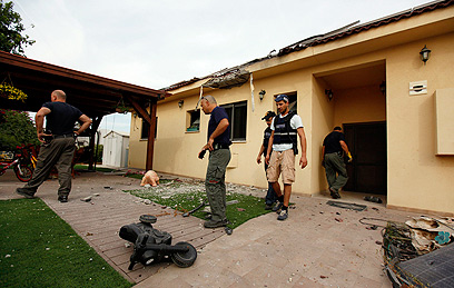 ליד הבית שנפגע  (צילום: רויטרס) (צילום: רויטרס)