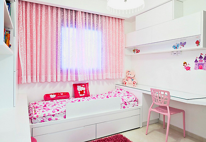חדר ילדים. הריהוט כולו נבנה בצבע לבן והוכנסו אביזרים צבעוניים (צילום: אורי גרון) (צילום: אורי גרון)