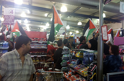 Palestinians shopping in an Israeli Rami Levy supermarket in the West Bank (Photo: Eyal Reuven)