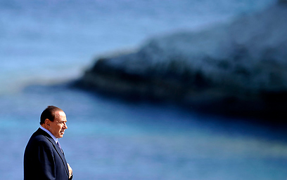 לא זז לגמרי הצדה. ברלוסקוני באי למפדוזה (צילום: AFP) (צילום: AFP)