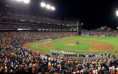 האצטדיון בסן פרנסיסקו צבוע בכתום (צילום: AFP) (צילום: AFP)
