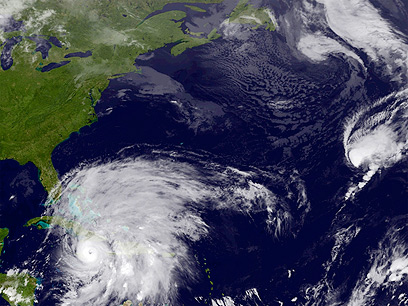 אנו מטפלים באסונות טבע באמצעות לווייני תצפית. הוריקן "סנדי" בשנה שעברה (צילום: EPA) (צילום: EPA)