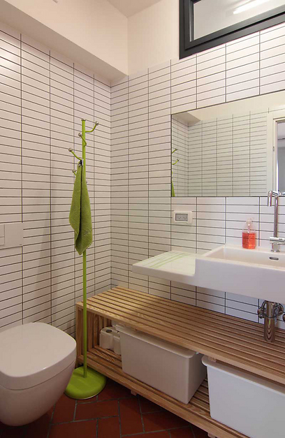בחדרי האמבטיה הלבנים שולבו אביזרים צבעוניים ויחידות אחסון ניידות מעץ (צילום: ADMA אדריכלים) (צילום: ADMA אדריכלים)