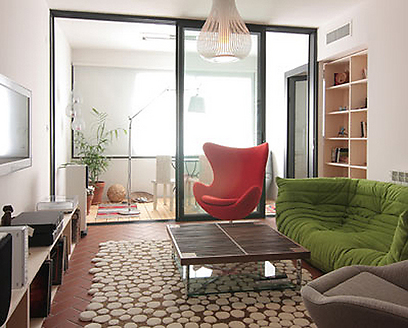 נרכשו רהיטים שונים לסלון היוצרים יחד הרמוניה צבעונית (צילום: ADMA אדריכלים) (צילום: ADMA אדריכלים)