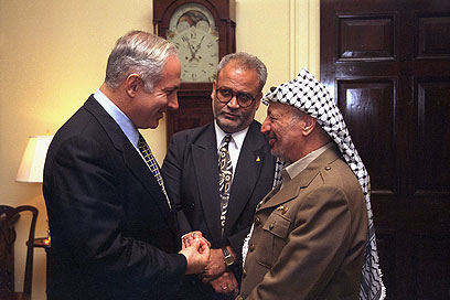 Arafat and Saeb Erekat meet with Benjamin Netanyahu (Photo: GettyImages)