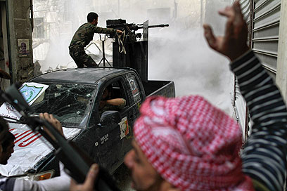 מורדים בחלב מנסים לפגוע בצלף של הצבא (צילום: AFP) (צילום: AFP)