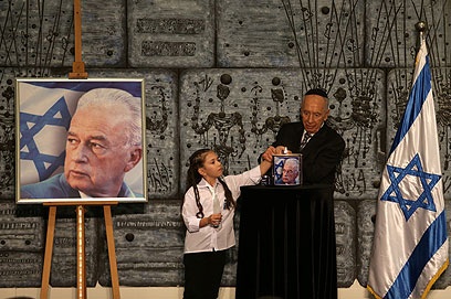 פרס מדליק נר לזכר רבין (צילום: אלכס קולומויסקי) (צילום: אלכס קולומויסקי)