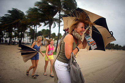 תיירים מתמודדים עם הרוחות החזקות בפלורידה (צילום: AFP) (צילום: AFP)