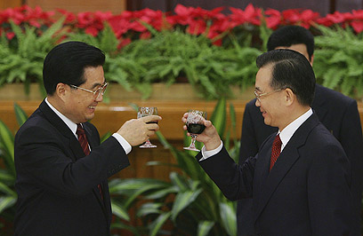 יש סיבה לחגוג. עם הנשיא הו ג'ינטאו (צילום: gettyimages) (צילום: gettyimages)