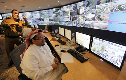 אנשי ביטחון סעודים מפקחים על הסדר במצלמות במעגל סגור (צילום: רויטרס) (צילום: רויטרס)