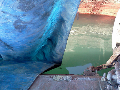 הגופרית שהתגלה בנמל אשדוד (צילום: דרור אריאלי, המשרד להגנת הסביבה) (צילום: דרור אריאלי, המשרד להגנת הסביבה)