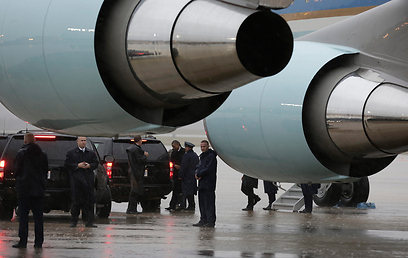 אובמה עולה למטוס במרילנד בדרכו לבית הלבן (צילום: MCT) (צילום: MCT)
