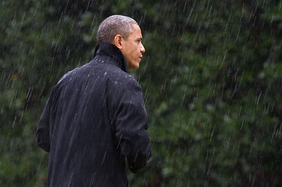גם הנשיא רטוב. אובמה חזר לוושינגטון (צילום: AP) (צילום: AP)