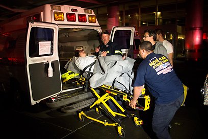 משבר לאומי. פינוי פצוע בניו יורק (צילום: AP) (צילום: AP)