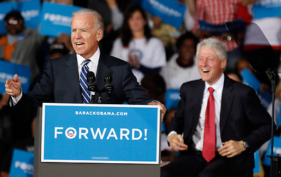 מילאו את מקומו של אובמה בכנסי הבחירות. קלינטון וביידן באוהיו (צילום: AP) (צילום: AP)