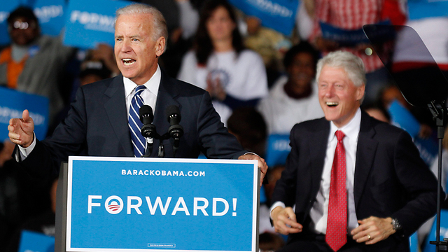 ביידן ידוע בשפתו הציורית. עם ביל קלינטון במסע הבחירות (צילום: AP) (צילום: AP)