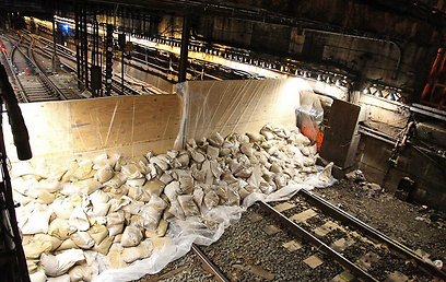 נזקים רבים נגרמו לתחנות הרכבת התחתית בניו יורק (צילום: EPA) (צילום: EPA)