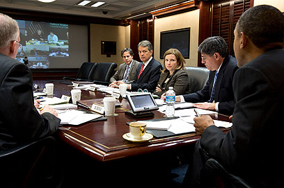 אובמה בתדרוך בבית הלבן לגבי ההתמודדות עם "סנדי" (צילום: פיט סאוזה, הבית הלבן) (צילום: פיט סאוזה, הבית הלבן)