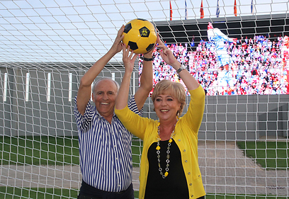 ראש העירייה מרים פיירברג ומוטל'ה שפיגלר חונכים את האיצטדיון בנתניה  (צילום: אורן אהרוני ) (צילום: אורן אהרוני )