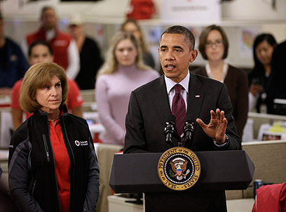 Obama in Red Cross center (Photo: AP)