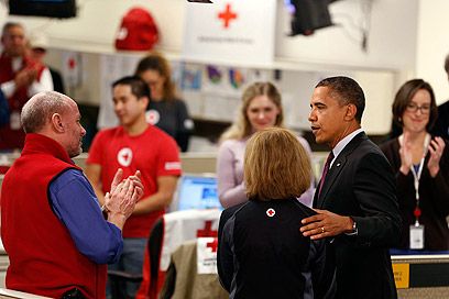 אובמה במרכז החירום של הצלב האדום. "עוד קהילות יושפעו" (צילום: AP) (צילום: AP)