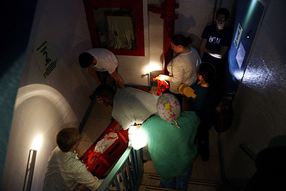 פינוי בית החולים. נמשך 15 שעות, בחושך (צילום: AFP) (צילום: AFP)