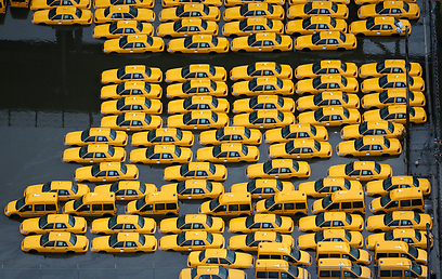 המוניות הצהובות של ניו יורק אחרי ביקור "סנדי" בעיר (צילום: AP) (צילום: AP)