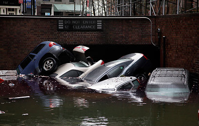 מכוניות שקעו והתהפכו בניו-יורק (צילום: AP) (צילום: AP)