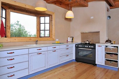 המטבח. דוגמא מושלמת לשילוב העיצוב הכפרי והאורבני בחללי הבית (צילום: ארנולד בר) (צילום: ארנולד בר)