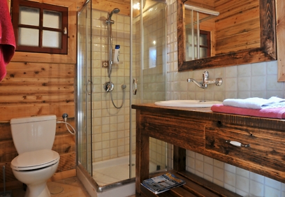חדר המקלחת. שילוב חינני של עץ וקרמיקה (צילום: ארנולד בר) (צילום: ארנולד בר)