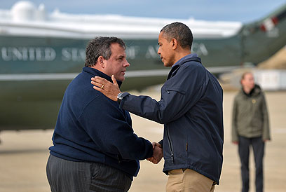 כריסטי ואובמה בזמן הוריקן סנדי. "הוכחתי את כושרי ב-18 שעות עבודה ביממה" (צילום: AFP) (צילום: AFP)
