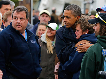 הנשיא ברק אובמה ומושל ניו ג'רזי נפגשים עם תושבים  (צילום: רויטרס) (צילום: רויטרס)