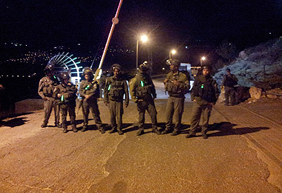 כוחות צה"ל סמוך להתנחלות (צילום: אלחנן גרונר, הקול היהודי) (צילום: אלחנן גרונר, הקול היהודי)
