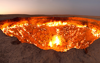 בור ענק בקוטר 70 מ'. מכתש האש או "השער לגיהנום" (צילום: Tormod Sandtorv) (צילום: Tormod Sandtorv)