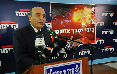 יו"ר קדימה מציג את הקמפיין (צילם: ירון ברנר)