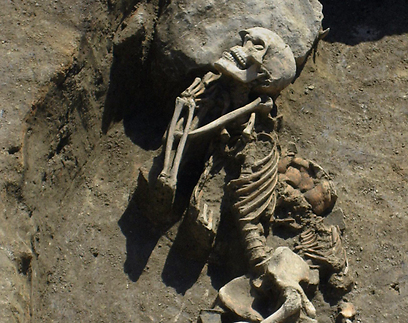 גם שלדי אדם התגלו באתר העתיקות (צילום: EPA) (צילום: EPA)