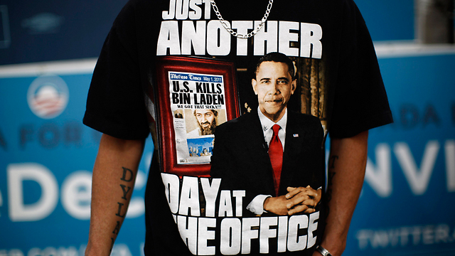 "בסך הכול יום נוסף במשרד". חולצת ארה"ב חיסלה את בן לאדן לצד תמונת אובמה (צילום: רויטרס) (צילום: רויטרס)