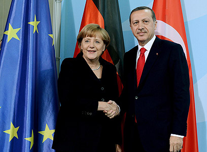 ארדואן עם קנצלרית גרמניה מרקל. החלומות על אירופה נגוזו? (צילום: MCT) (צילום: MCT)
